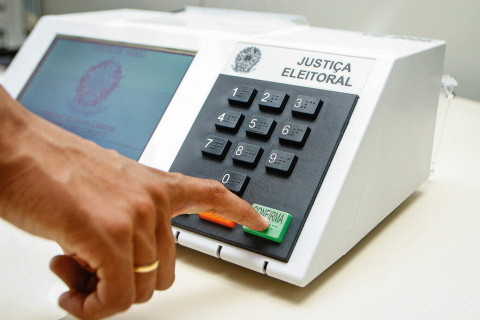 Datafolha: Flávio Bolsonaro, 49%; Lula, 45%